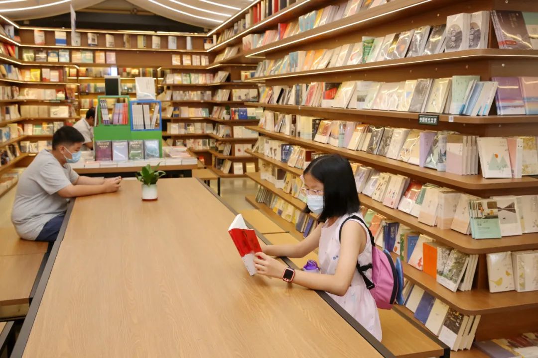 读者在风度书房内阅读。冯兆宇 摄 读者在风度书房内阅读。冯兆宇 摄